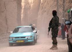 Un agente de seguridad talibán monta guardia mientras los residentes abandonan la zona tras un terremoto.
