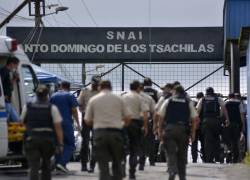 La policía permanece fuera de la prisión de Bella Vista después de un motín, en Santo Domingo de los Tsachilas, Ecuador, el 9 de mayo de 2022.