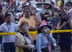 Ciudadanos en los alrededores del edificio Multicomercio.