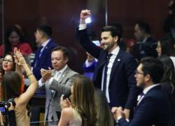 El exministro de Turismo, Niels Olsen (c), celebra tras ser elegido presidente de la Asamblea Nacional de Ecuador por el movimiento oficialista ADN este miércoles, en Quito.