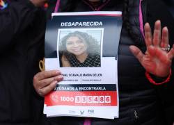 Protesta contra los femicidios, especialmente por la desaparición de María Bernal, frente a la Comandancia de la Policía en la Av. Amazonas.