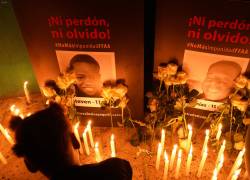 Carteles de dos de los cuatro menores del caso Las Malvinas, durante una de las marchas conmemorativas en el Sur de Guayaquil.