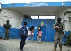 Esta fotografía tomada en septiembre de 2024, muestra presencia militar a las afueras de una institución educativa de Guayaquil debido a reportes de amenazas y reclutamiento de menores.