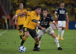 El defensa del Barcelona Mario Pineida (izq.) durante el partido de ida de la fase de grupos de la Copa Libertadores entre Barcelona SC y Bolívar, el 19 de abril de 2023.