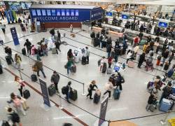 Personas viajan a través del Aeropuerto Internacional Hartsfield-Jackson de Atlanta el 7 de noviembre de 2025 en Atlanta, Georgia.