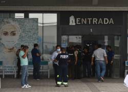 Tras la emergencia de seguridad nacional, varias instituciones fueron evacuadas y resguardadas. El hospital del IESS en Manta fue intervenido por la Policí­a Nacional tras una falsa alarma de atentado.