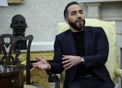 El presidente Nayib Bukele de El Salvador se reúne con el presidente estadounidense Donald Trump en la Oficina Oval de la Casa Blanca el 14 de abril de 2025 en Washington, DC.