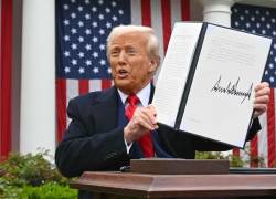 El presidente de EE. UU., Donald Trump, sostiene la orden ejecutiva sobre los aranceles. Foto: AFP