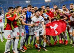 Jugadores de Suiza celebrando la victoria 3-2 ante Serbia.
