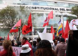 Marcha a la Corte Constitucional de los trabajadores, maestros movimientos sociales, FEUE, trabajadores de sindicatos. Foto: API / Rolando Enríquez