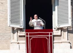 Tras la misa, el papa se asomó a la ventana del palacio apostólico del Vaticano para rezar el Ángelus con los fieles de la plaza y pedir la paz en el mundo.
