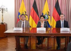 El ministro de Trabajo, Harold Burbano; la canciller ecuatoriana Gabriela Sommerfeld; y el director general de Asuntos Internacionales de la Agencia Federal de Empleo (BA), Steffen Sottung.