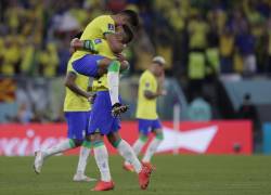 Casemiro (arriba) de Brasil celebra un gol con Thiago Silva hoy, en un partido de la fase de grupos del Mundial de Fútbol Catar 2022 entre Brasil y Suiza en el estadio 974 en Doha (Catar).