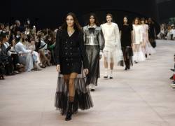 Modelos presentan creaciones de la colección Otoño/Invierno 2025/2026 de Chanel durante la Semana de la Moda de París, en París, Francia, el 11 de marzo de 2025.