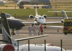 Una persona con un traje de protección es escoltada hacia una ambulancia desde una aeronave médica que presuntamente transportaba a algunos de los pasajeros del crucero MV Hondius.