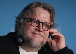 Guillermo del Toro atendiendo la conferencia de prensa de Cannes 75.