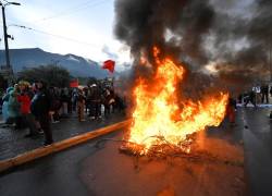Manifestantes durante una protesta antigubernamental en apoyo al paro nacional convocado por la CONAIE, en Quito, el 30 de septiembre de 2025.