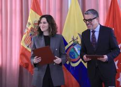 El ministro de Relaciones Exteriores y Movilidad Humana del Ecuador, subrogante, Alejandro Dávalos, y la presidenta de la Comunidad de Madrid, Isabel Díaz Ayuso.