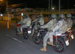 Miembros del Ejercito en un operativo durante el toque de queda en Guayaquil.