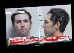 Un monitor de televisión muestra la imagen de Tyler Robinson, sospechoso de haber matado a Charlie Kirk el 11 de septiembre, en Orem, Utah.