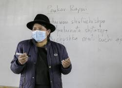 Foto referencial. Docente del Ecuador imparte clases a sus alumnos en la lengua kichwa.