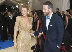 Blake Lively y Ryan Reynolds durante la alfombra roja del Met Gala 2017. (Photo by Dia Dipasupil / GETTY IMAGES NORTH AMERICA / Getty Images via AFP)