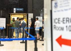 La gente espera en fila para ingresar a la oficina de campo de Nueva York del Servicio de Inmigración y Control de Aduanas (ICE) de Estados Unidos.