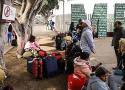 Migrantes hacen fila para solicitar un proceso de asilo en Estados Unidos, el 23 de marzo de 2024, en el paso fronterizo del Chaparral en Tijuana, Baja California (México).