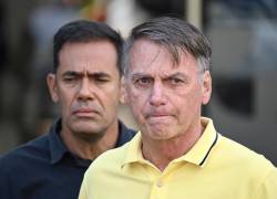 El expresidente brasileño Jair Bolsonaro hace un gesto después de someterse a pruebas médicas en el hospital DF Star en Brasilia el 16 de agosto de 2025.