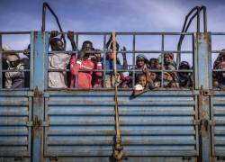Refugiados sudaneses y repatriados de Sudán del Sur que han huido de la guerra en Sudán se encuentran en un camión que llega a un centro de tránsito para refugiados en Renk, el 13 de febrero de 2024.