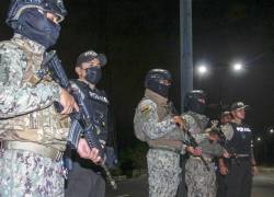 Integrantes de la Policía y del Ejercito de Ecuador custodiando una vía durante un operativo, en Guayaquil, en una foto de archivo.