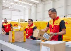 DHL Ecuador optimizó rutas y amplió su capacidad de distribución para atender la creciente demanda del comercio electrónico, según el Estudio de Transacciones No Presenciales en Ecuador.