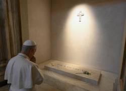 Esta foto fue tomada el 10 de mayopor Vatican News y se ve al Papa León XIV orando frente a la tumba de Francisco en la Basílica Santa Maria Maggiore Basilica en Rome.