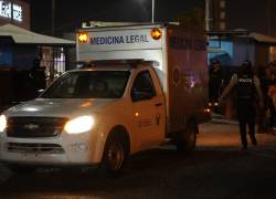 Personal de criminalística realizando un levantamiento de cadáver en Durán. Foto: API