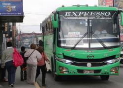 Transportistas urbanos e intercantonales subiendo a uno de los buses que circulan en la ciudad.
