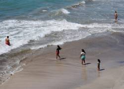 Fotografía de turistas disfrutando en una playa de la provincia de Santa Elena.