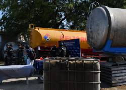 Varios tanqueros de combustible parqueados en el centro de acopio ilegal intervenido.