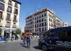 Durante la madrugada, los bomberos culminaron las labores de búsqueda entre los escombros del inmueble que se desplomó. Foto: EFE