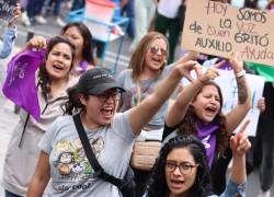 Foto de mujeres marchando en contra de los abusos y los femicidios en Quito.
