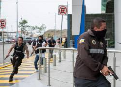 Miembros de la Policía Nacional irrumpen en un canal de televisión que fue tomado por un grupo delincuencial.