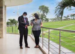 La pandemia aceleró el proceso de concienciación sobre un posible fallecimiento inesperado. El departamento de ventas y otras áreas administrativas de Jardines de Esperanza ahora atienden en su camposanto, ubicado al norte de Guayaquil.