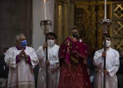 Fieles asistieron a ver el tradicional Arrastre de caudas, una antigua celebración católica de Semana Santa que se resiste a la extinción, hoy en Quito (Ecuador).