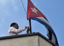 Un empleado de la embajada de Cuba en Quito baja la bandera nacional cubana, este viernes 6 de marzo de 2026.