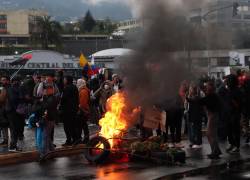 Estudiantes y miembros de colectivos sociales protestan a las afueras de la Universidad Central del Ecuador, en Quito, en contra de las medidas del Gobierno.