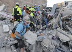 Edificios y casas afectadas este martes, tras un terremoto de magnitud 7,4 que sacudió al país, en Pereira.