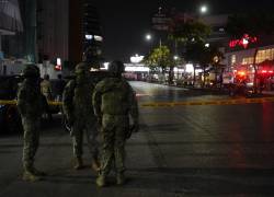 Fotografía que muestra a militares vigilando la zona del ataque, en la Av. Joaquín Orrantia.