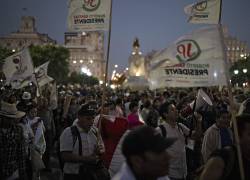 Simpatizantes del candidato presidencial peruano del partido Juntos por el Perú, Roberto Sánchez, protestan en Lima el 13 de junio de 2026.