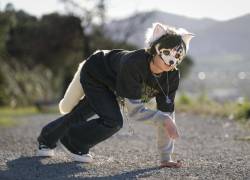 Un joven de 17 años de Barcelona, España, que se identifica con un lobo gris albino, hace nueve años que forma parte de la comunidad 'therian'.