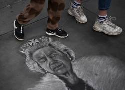 El público pasa frente a un dibujo de la reina Isabel II de Gran Bretaña en Trafalgar Square en Londres el 18 de septiembre de 2022, luego de su muerte el 8 de septiembre.