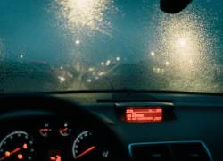 Fotografía referencial de un auto durante una fuerte lluvia.